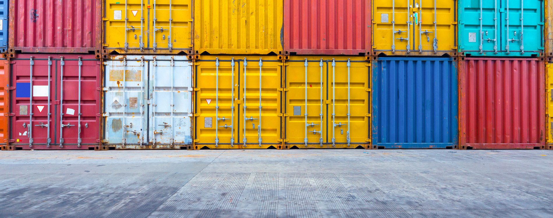 Containrar uppställda på anläggningen