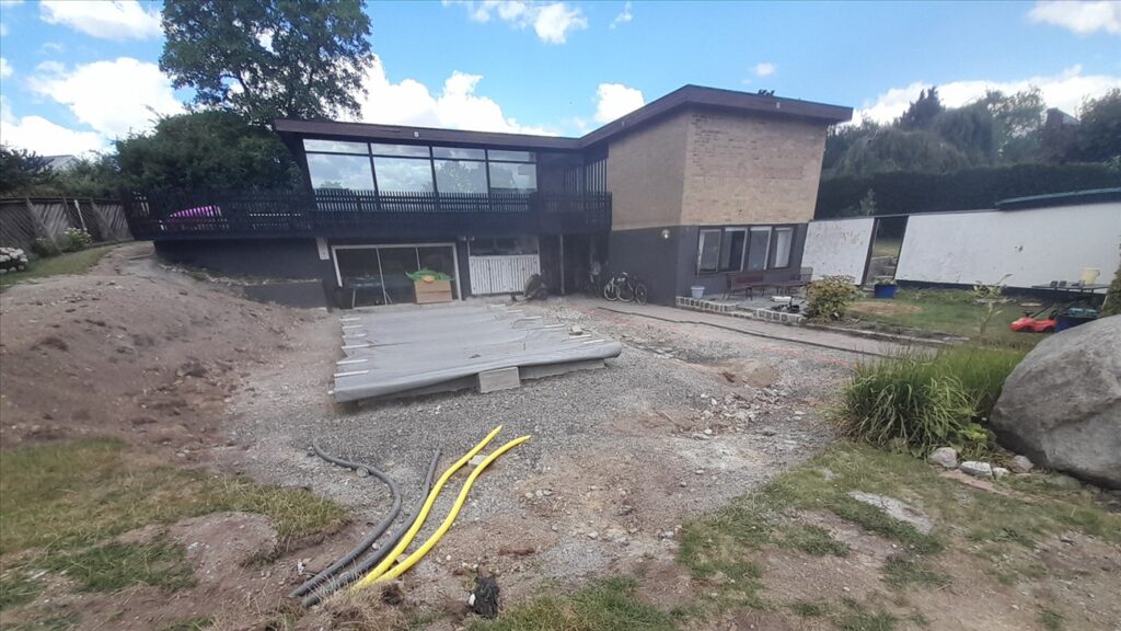 Markarbete med kabelförläggning vid en villa