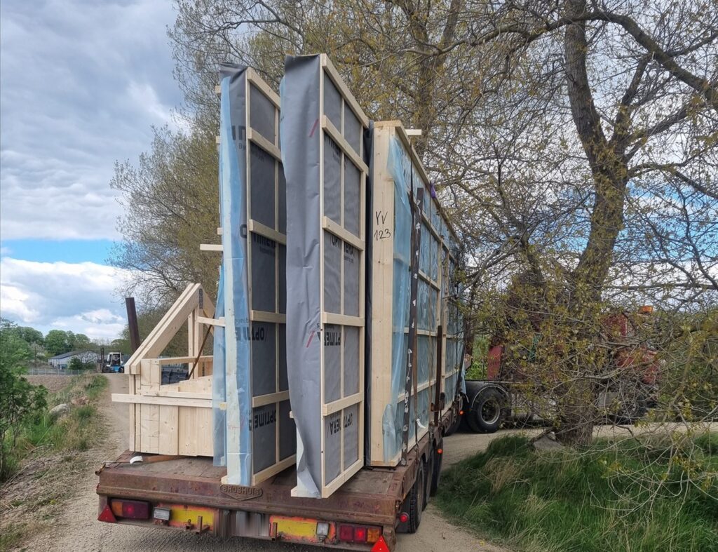 Maskintrailer lastad med byggelement