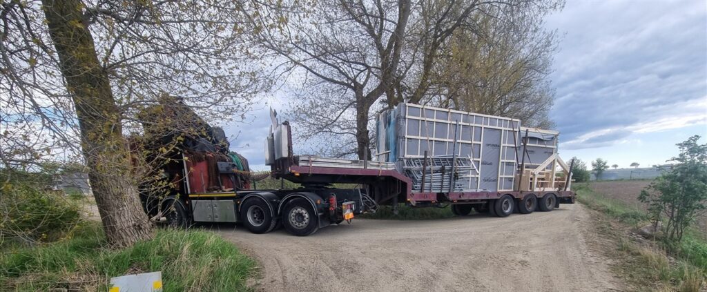 Lastbil med trailer på en smal grusväg